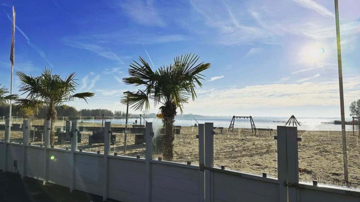 Mooi uitzicht terras Beachclub Vifero strand Zuidlaardermeer